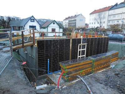 Tirsdag 17. november startet veggforskaling for 2 nye vegger. Armering og utsparing for inngangsdør.